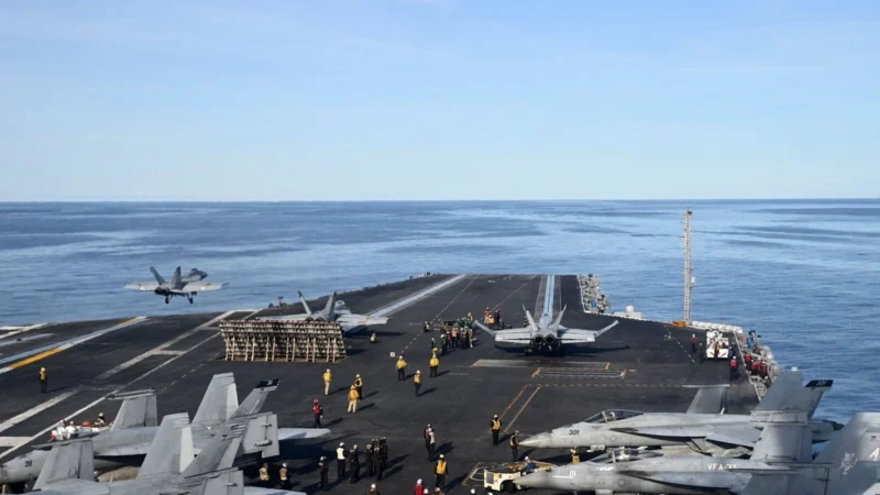 Escala ofensiva de EU en aguas de Sudamérica; anuncia envío de portaviones