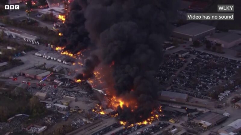 Al menos 12 muertos al estrellarse un avión de carga mientras despegaba en Kentucky, Estados Unidos