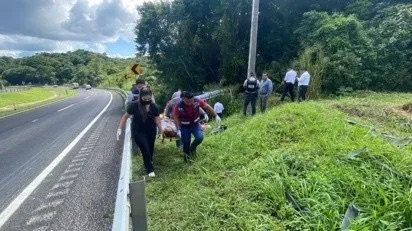 Siete lesionados tras salida del camino de unidad ADO en la carretera Coatzacoalcos-Villahermosa