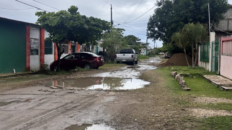 Vecinos de la Francisco Villa caminan entre lodo