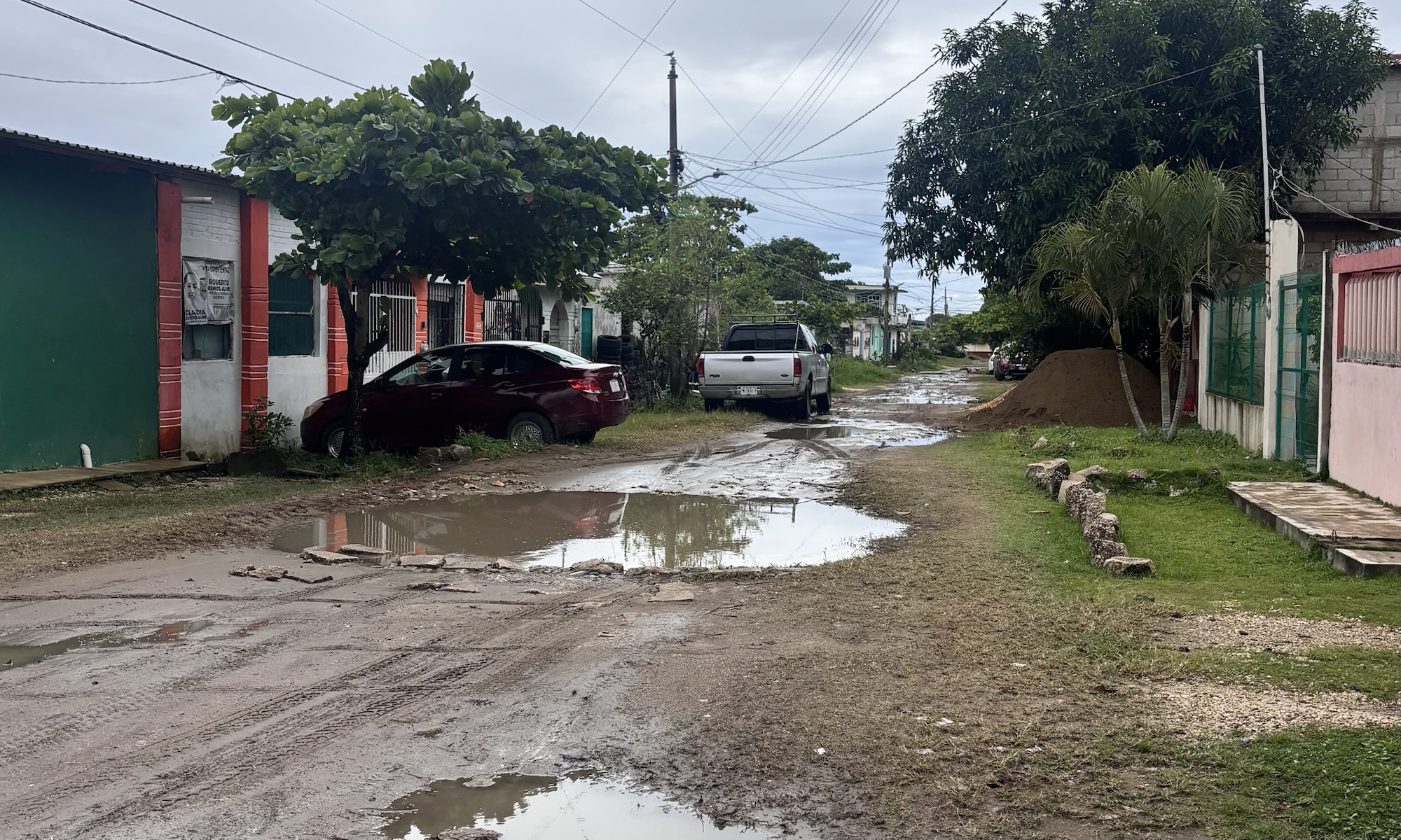Vecinos de la Francisco Villa caminan entre lodo
