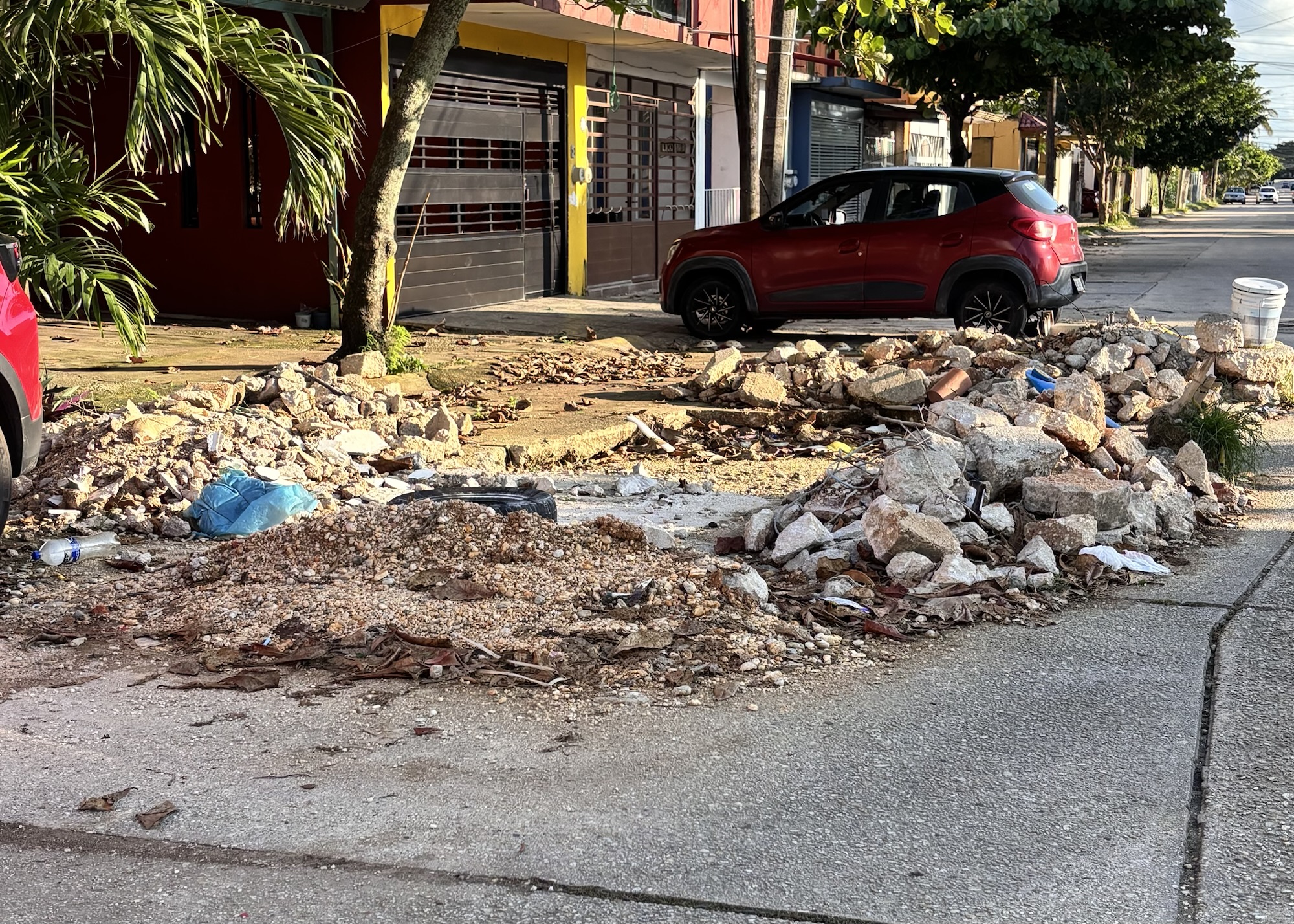 Vecinos y automovilistas de Las palmas denuncian obra inconclusa; dejan escombros