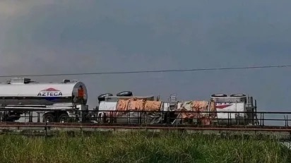 Cierran vialidad en la CoatzacoalcosMinatitlán por volcadura de autotanque